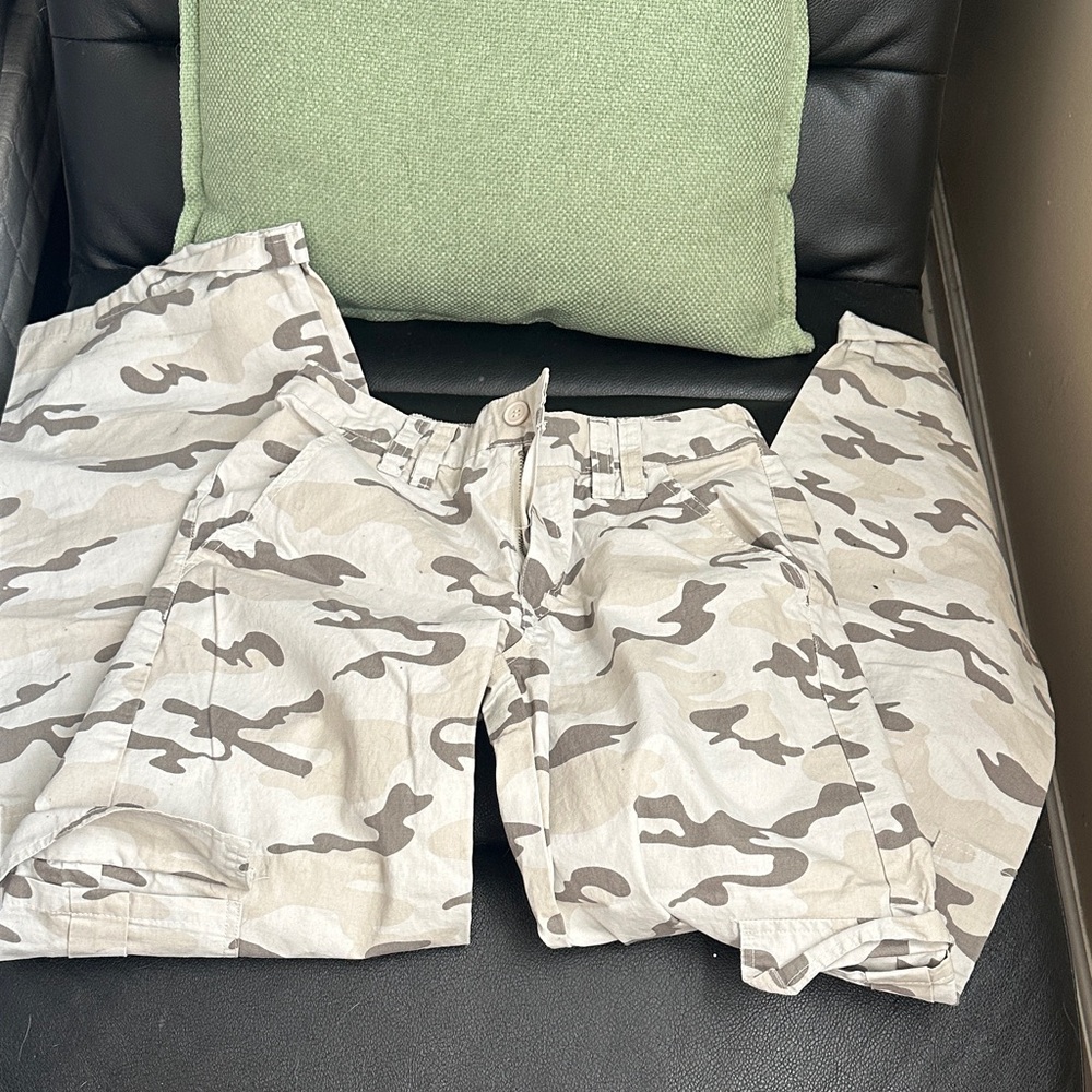 RSQ women’s junior- Camo Cargo Pants - Picture 4 of 6